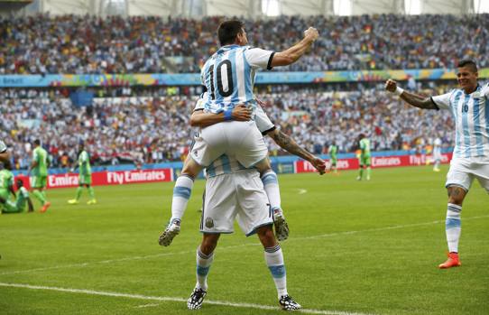 Messi sulle spalle di Di Maria. Reuters